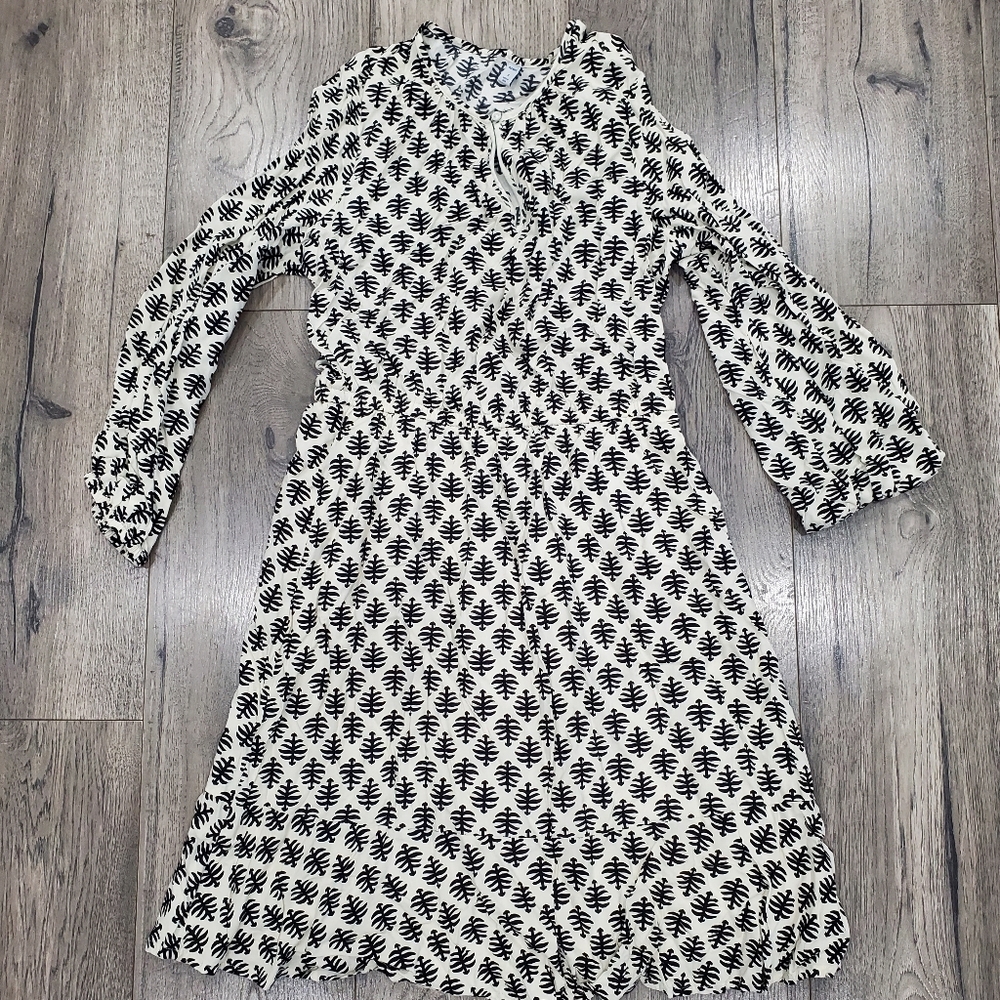 Old Navy | Black and White Patterened Long Sleeve Dress